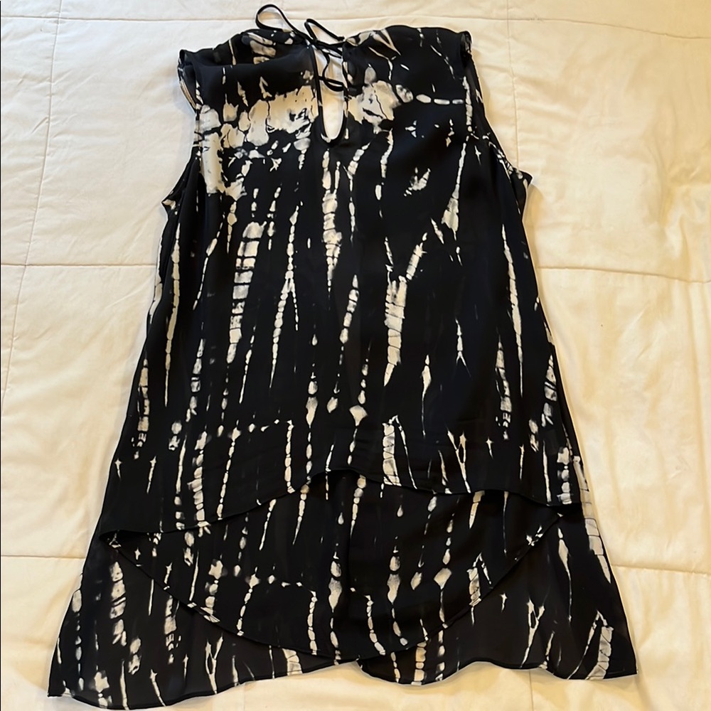 PARKER BLACK AND WHITE SLEEVELESS BLOUSE